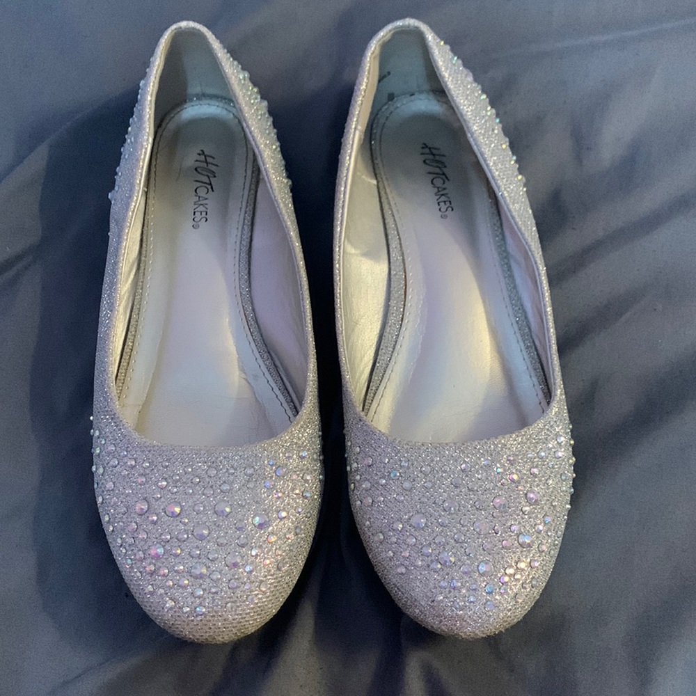 Hot Cakes Silver sparkly flats size 7.5